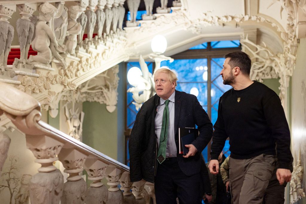 Presiden Ukraina Volodymyr Zelenskyy (kanan) mendampingi mantan Perdana Menteri Inggris Boris Johnson yang melawat ke Kyiv, Ukraina, pada Minggu (22/1/2023). Beberapa jam selepas menerima Johnson, Zelenskyy mengumumkan sikap pemerintah soal skandal korupsi di angkatan bersenjata dan  Kementerian Infrastruktur Ukraina.