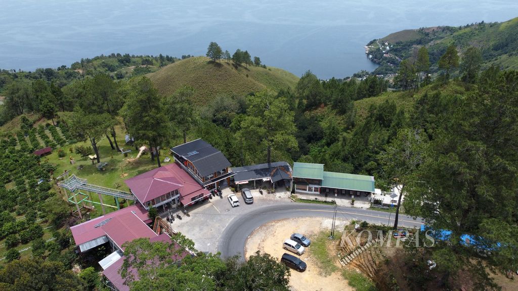 Warung makan dan kopi di pinggir jalan di Bukit Simarjarunjung, Nagori Parik Sabungan, Kecamatan Dolok Pardamean, Kabupaten Simalungun, Sumatera Utara, Kamis (5/9/2024). 