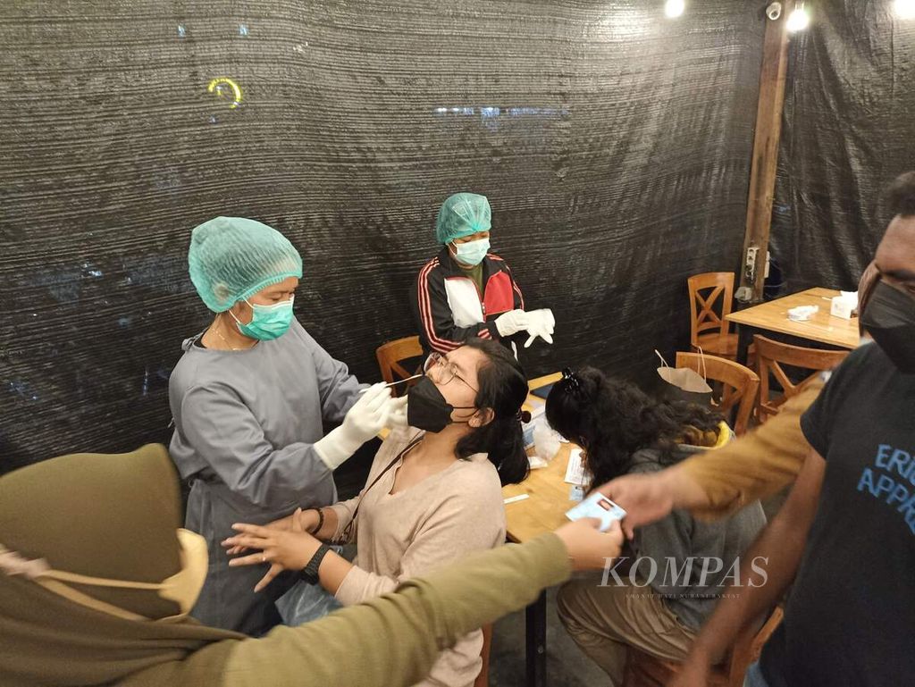 Petugas melakukan tes antigen Covid-19 kepada semua pengunjung sebuah kafe yang melewati batas jam operasional di Medan, Sumatera Utara, Minggu (20/2/2022) malam. Pengetesan dilakukan di sejumlah tempat dengan baru Covid-19 yang sangat tinggi di Medan. 