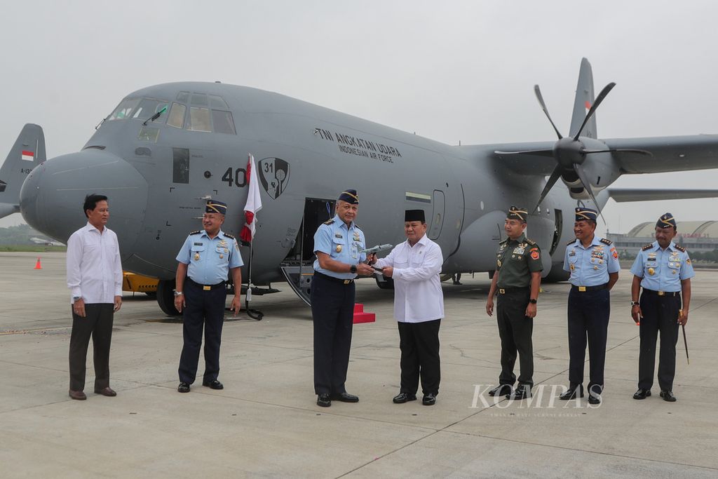 The handover of a C-130J Super Hercules aircraft miniature between Defense Minister Prabowo Subianto (fourth from right) and Chief of Air Staff (KSAU) Marshal TNI Fadjar Prasetyo (third from left) took place at Halim Perdanakusuma Air Force Base in Jakarta on Thursday (6/7/2023).