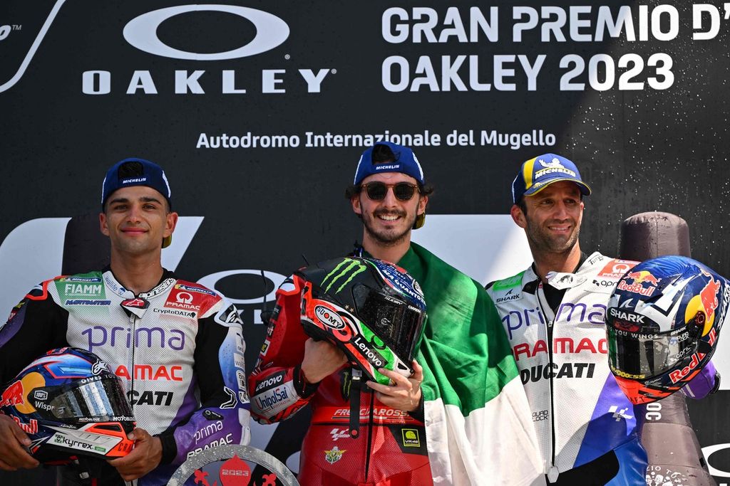 Para juara balapan utama MotoGP seri Italia di Sirkuit Mugello, Minggu (11/6/2023). Dari kiri ke kanan, pebalap Prima Pramac Racing Jorge Martin (finis kedua), pebalap Ducati Lenovo Francesco Bagnaia (finis pertama), dan pebalap Ducati Johann Zarco (finis ketiga) berpose bersama di podium seusai balapan. 
