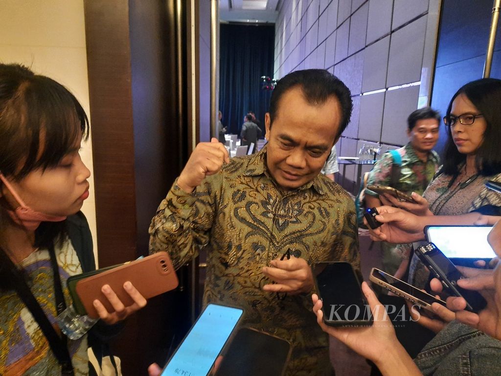 Pelaksana Tugas (Plt) Sekretaris Jenderal Dewan Nasional KEK Susiwijono Moegiarso menjawab pertanyaan wartawan di Jakarta, Jumat (10/11/2023). 