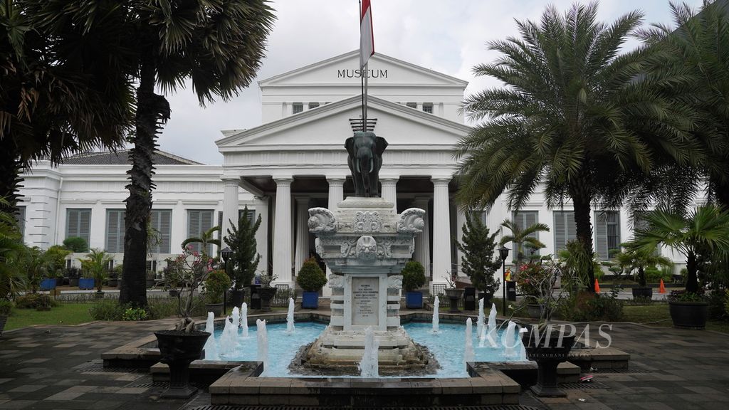 Patung gajah berdiri di halaman depan Museum Nasional di Jakarta Pusat, Sabtu (24/12/2022). Patung gajah perunggu itu hadiah dari Raja Chulalongkorn (Rama V) dari Thailand yang berkunjung ke Museum Nasional pada 1871.