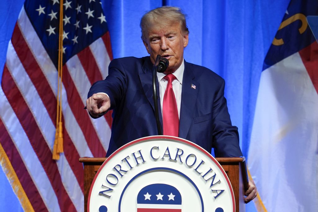 Mantan Presiden Amerika Serikat Donald Trump berpidato di depan pendukungnya pada Konvensi Partai Republik di Greensboro, Carolina Utara, AS, Sabtu (10/6/2023). 