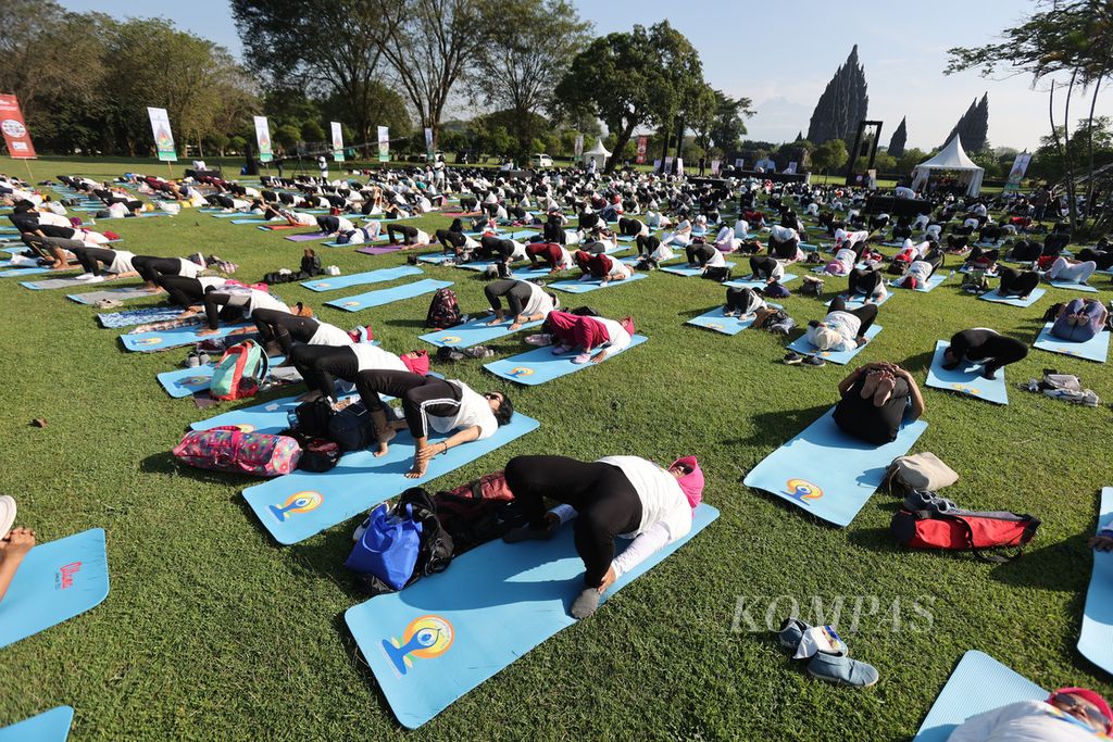 Ilustrasi. Peserta melakukan gerakan yoga saat mengikuti peringatan Hari Yoga Internasional di kompleks Taman Wisata Candi Prambanan, Sleman, DI Yogyakarta, Selasa (21/6/2022). 