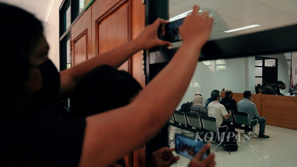 Jurnalis merekam gambar dari luar ruang sidang perdana gugatan mantan pegawai Komisi Pemberantasan Korupsi (KPK) terhadap Presiden Joko Widodo, lima pimpinan KPK, serta Kepala Badan Kepegawaian Negara (BKN) di Pengadilan Tata Usaha Negara (PTUN), Jakarta Timur, Kamis (10/3/2022). 