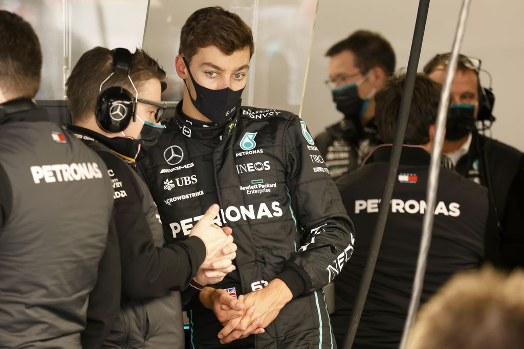 Pebalap Mercedes,  George Russell  (tengah), berbincang dengan anggota timnya pada hari kedua tes pramusim Formula Satu di Sirkuit Barcelona-Catalunya, Montmelo, Barcelona, 25 Februari 2022.
