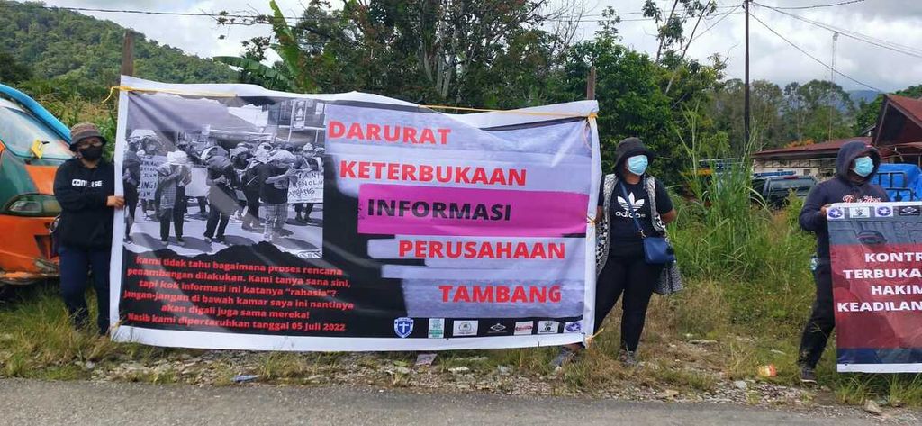 Masyarakat sekitar pertambangan seng PT Dairi Prima Mineral (DPM) berunjuk rasa di Kabupaten Dairi, Sumatera Utara, Rabu (29/6/2022). Mereka menuntut agar dokumen kontrak karya PT DPM dengan pemerintah dibuka ke publik. 