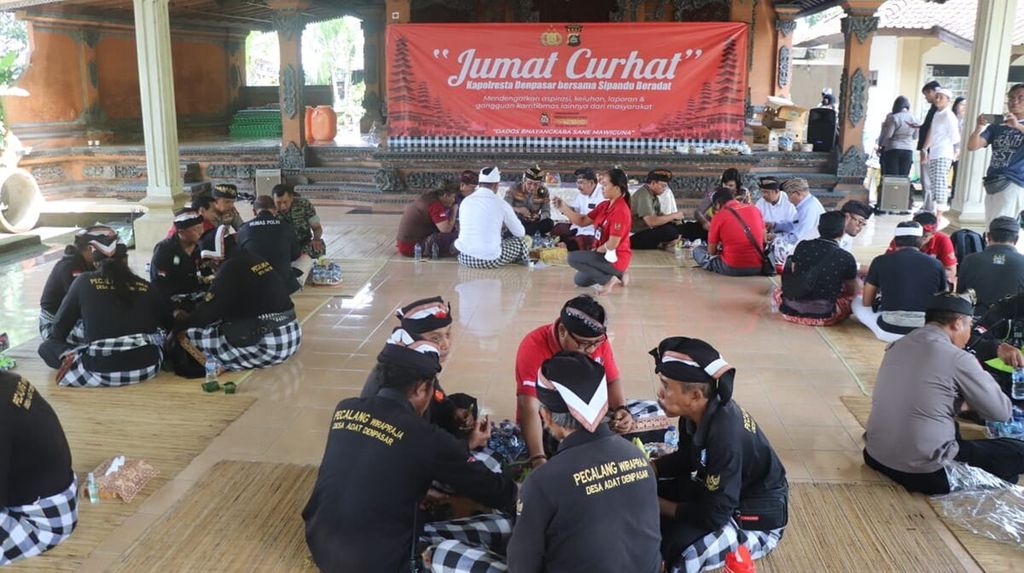 Ilustrasi. Dokumentasi Humas Polresta Denpasar menampilkan peserta kegiatan Jumat Curhat yang dilaksanakan Polresta Denpasar, Jumat (20/1/2023), sedang <i>megibung</i> atau berkumpul untuk makan bersama dalam rangkaian kegiatan Jumat Curhat. 