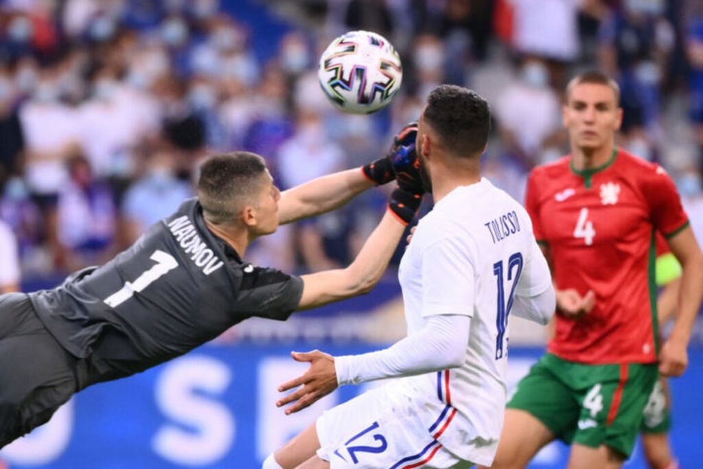 Penjaga gawang Bulgaria, Daniel Naumov memblok bola tendangan pemain Perancis pada pertandingan persahabatan sebagai pemanasan menjelang turnamen Piala Eropa 2020 di Stade De France, Saint-Denis, Paris, Rabu (9/6/2021) dini hari WIB.