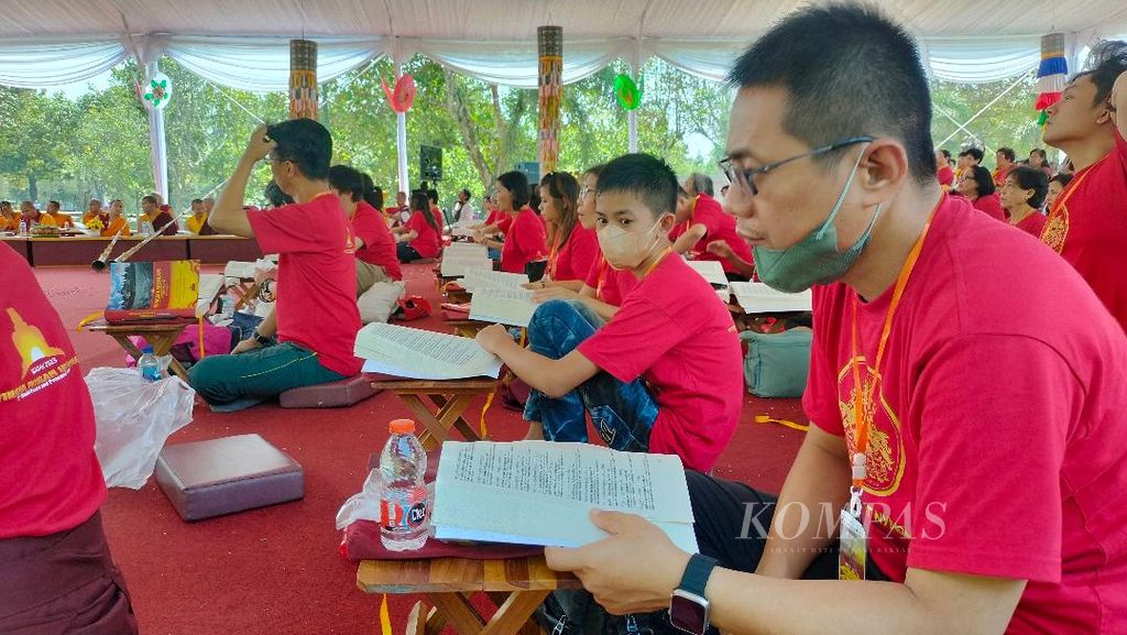Sejumlah orang tampak khusyuk berdoa dalam acara Nyingma Monlam, Rabu (31/5/2023).