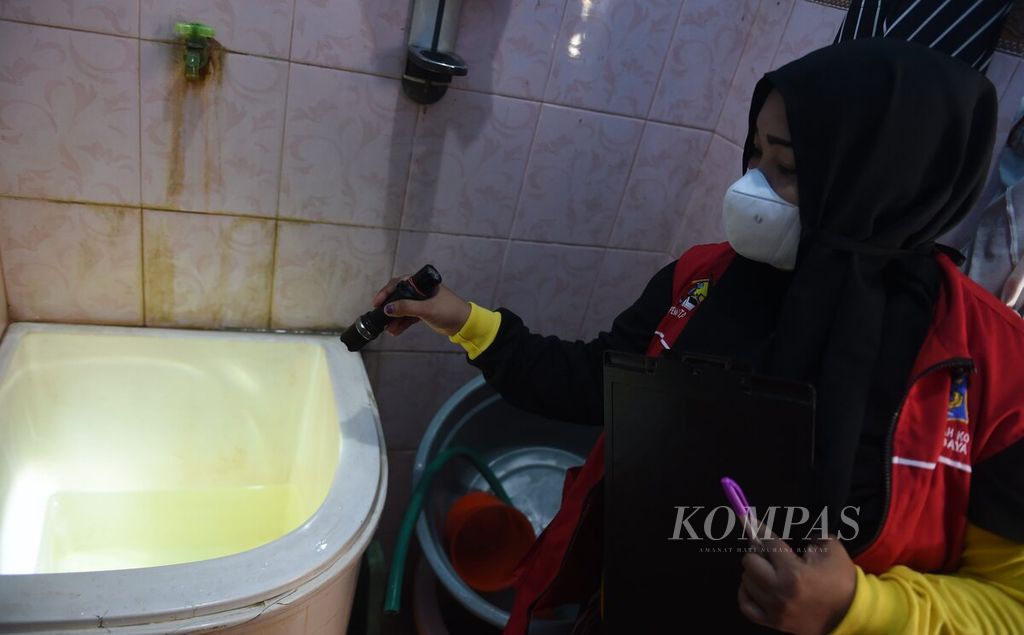 Petugas juru pemantau jentik (jumantik) mengecek air di kamar mandi di RT 002 RW 006, Kelurahan Banyu Urip, Kecamatan Sawahan, Kota Surabaya, Jawa Timur, pertengahan Juni 2022.