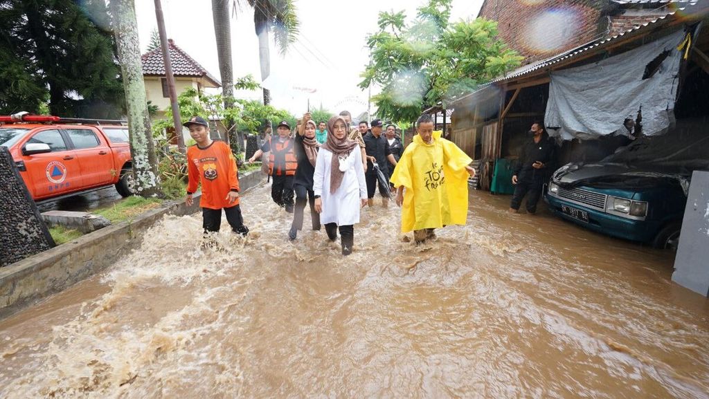 Bupati Banyuwangi Ipuk Festiandani meninjau banjir di Perumahan Taman Sutri Banyuwangi, Jawa Timur, Senin (17/1/2022).