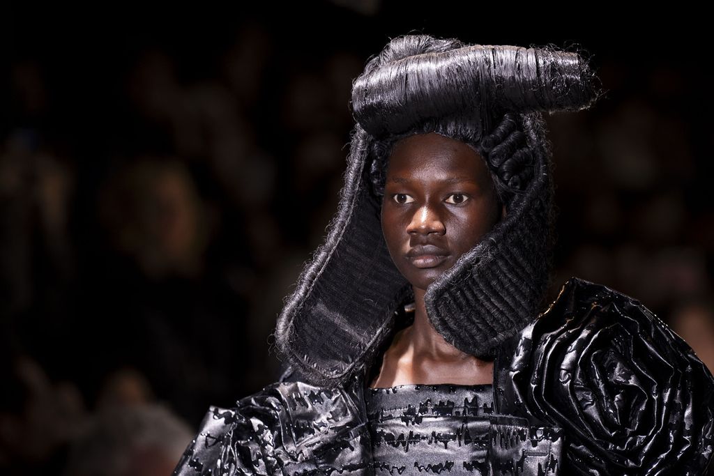 A model is showing fashion for the fall/winter 2024-2025 season in Paris, France, Saturday (2/3/2024).