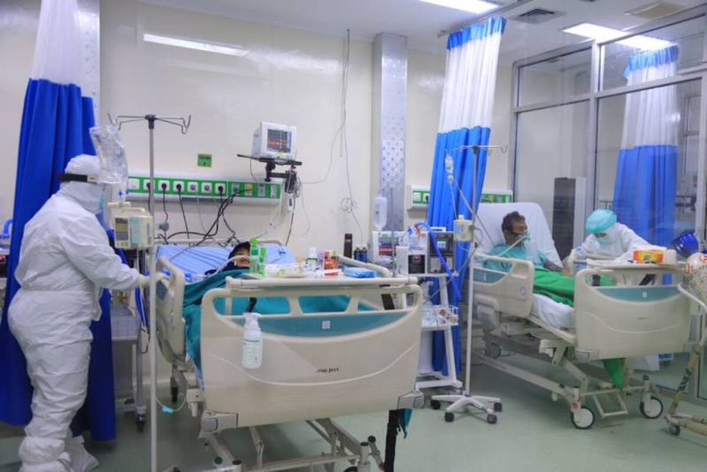 Pasien Covid-19 tengah menjalani perawatan di rumah sakit di Kota Tangerang. Seiring lonjakan kasus positif Covid-19, keterisian tempat tidur perawatan, ICU, dan rumah isolasi terkonsentrasi sudah lebih dari 90 persen.