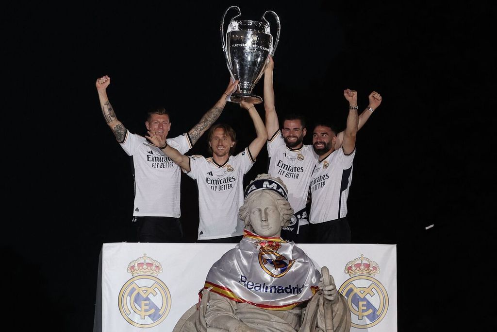 Gelandang Real Madrid, Toni Kroos, gelandang Luka Modric, bek Nacho Fernandez, dan bek Dani Carvajal merayakan gelar juara Liga Champions yang ke-15 di Air Mancur Cibeles, Madrid, Spanyol, Minggu (2/6/2024).