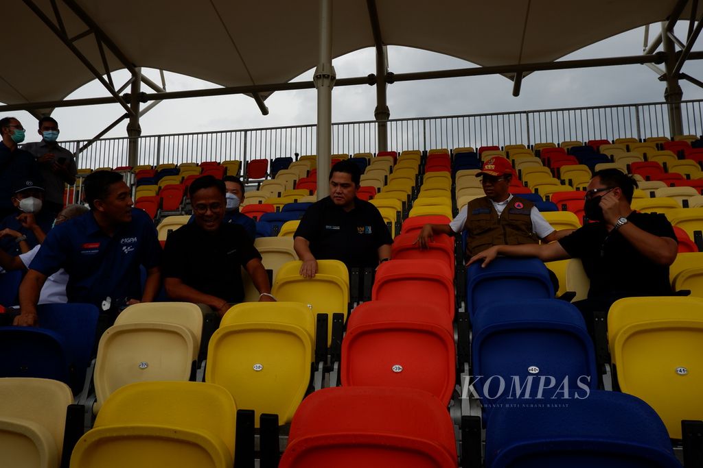 Menteri Badan Usaha Milik Negera Erick Thohir (tiga dari kanan) dan rombongan mencoba kursi tribune penonton Sirkuit Internasional Jalan Raya Pertamina Mandalika, Jumat (11/3/2022).