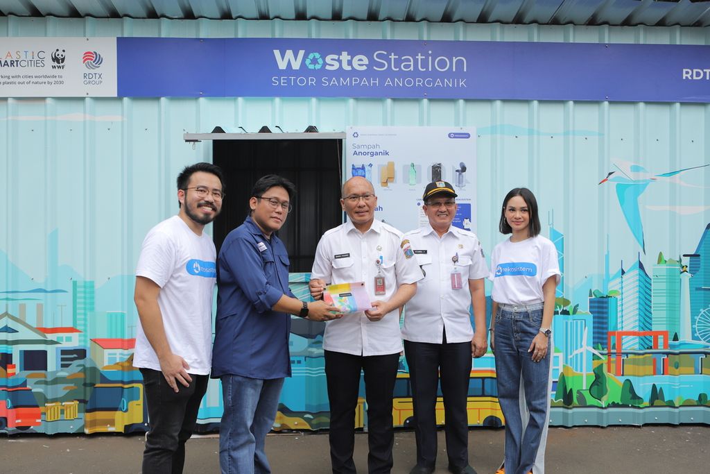 Musisi Andien (paling kanan) di acara peresmian WWF Plastic Smart Cities Waste Station, di RDTX Place, Jakarta, Rabu (5/7/2023).
