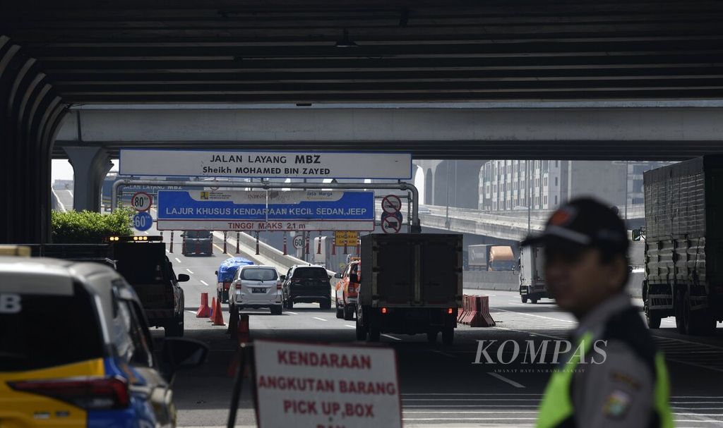 Kendaraan memasuki Jalan Layang Sheikh Mohamed Bin Zayed (MBZ) yang berada di Tol Jakarta-Cikampek, Rabu (20/4/2022). Jalan layang tesebut memiliki panjang 36,4 kilometer. Untuk memberikan kenyamaan pengguna jalan saat arus mudik, pengelola jalan tol akan menyiapkan dua titik <i>parking bay</i> sebagai tempat beristirahat. 