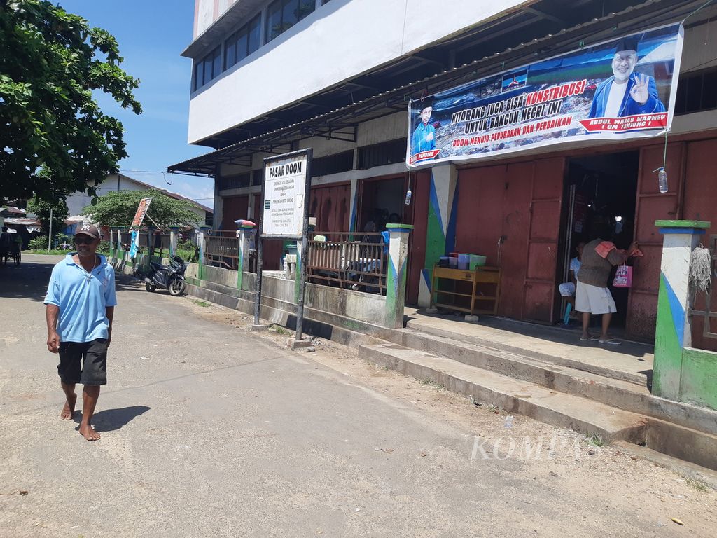 Suasana perkampungan di Pulau Doom. Terdapat dua kelurahan di Pulau Doom yakni Doom Barat dan Doom Timur.