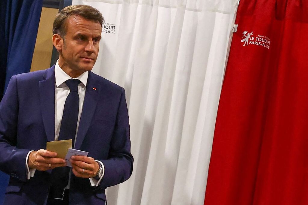 Presiden Perancis Emmanuel Macron keluar dari bilik tempat pemungutan suara pada pemilu Parlemen Eropa di Le Touquet, Perancis utara, Minggu (9/6/2024). 