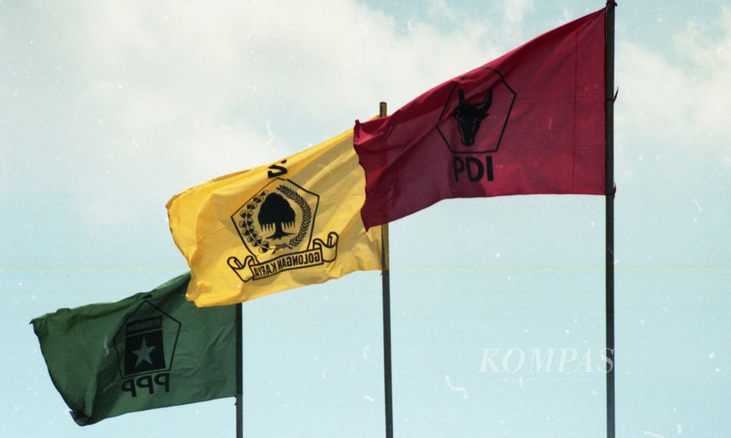 Ketiga organisasi peserta pemilihan umum (OPP) mengawali kampanye perdana, Minggu (27/4/1997). Di Jalan Sudirman dan Jalan MH Thamrin, Jakarta Pusat, bendera ketiga kontestan dipasang berjajar rapi oleh Pemda DKI Jakarta. 