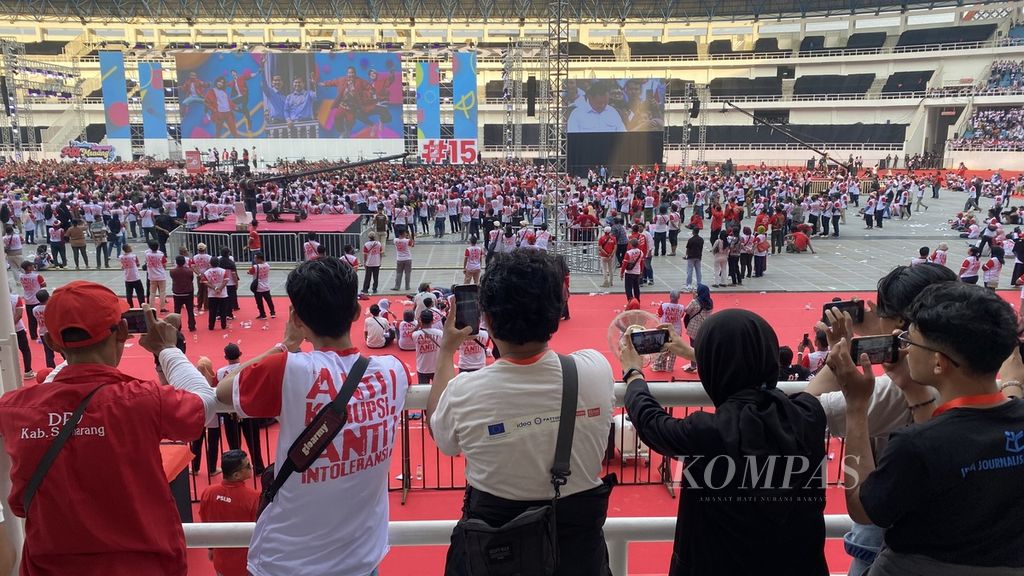 Sejumlah jurnalis mengabadikan momen pidato calon presiden dari Koalisi Indonesia Maju, Prabowo Subianto, dalam perayaan ulang tahun Partai Solidaritas Indonesia di Stadion Jatidiri, Semarang, Jawa Tengah, Sabtu (9/12/2023). 