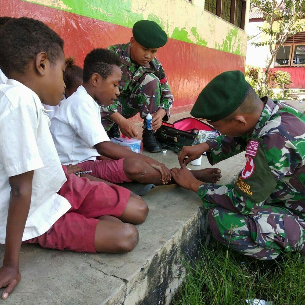 Siswa SD Inpres di Mosso, Papua, sedang diobati kakinya oleh Satgas TNI Yonif PR 328/Dgh yang menjaga perbatasan RI dan Papua Nugini.