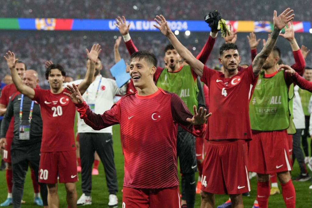 Gelandang Turki Arda Guler (tengah) merayakan kemenangan atas Georgia pada laga Grup F Piala Eropa 2024 di Dortmund, Jerman, Rabu (19/6/2024) dini hari WIB. Turki menang 3-1.