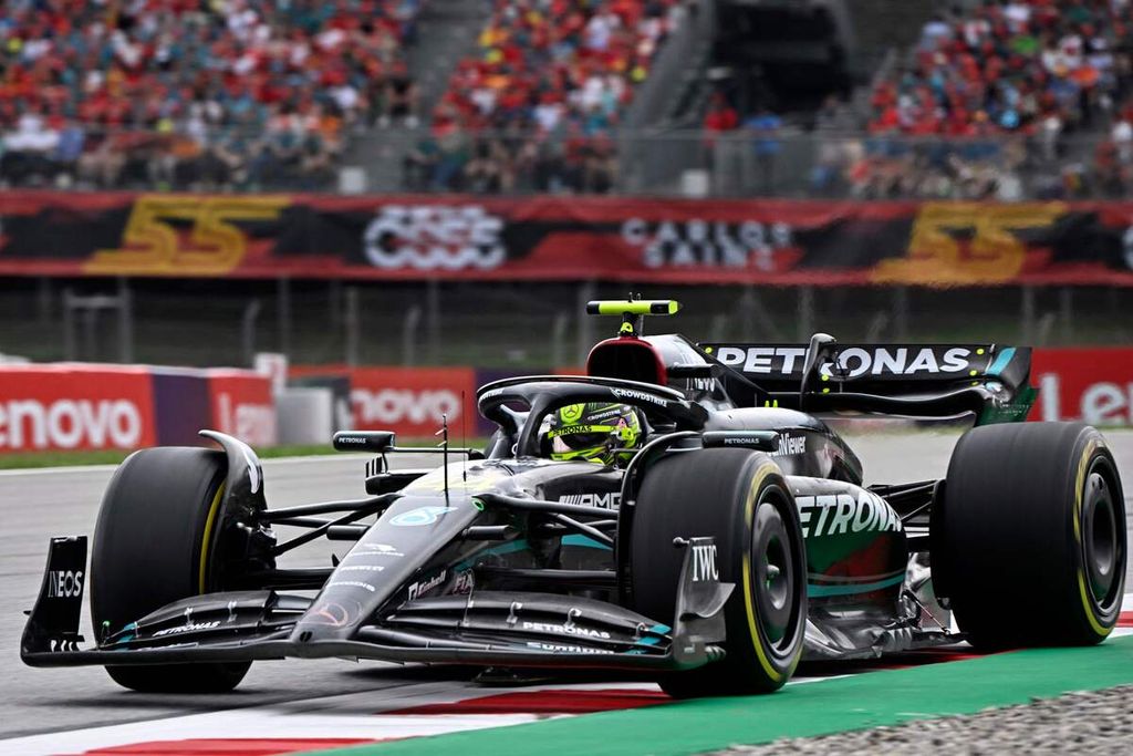 Pebalap Mercedes, Lewis Hamilton, memacu mobilnya pada balapan Formula 1 seri Spanyol di Sirkuit Catalunya, Minggu (4/6/2023) malam. Hamilton finis kedua. Balapan itu dimenangi Max Verstappen.