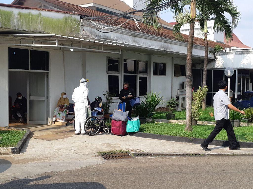 Seorang tenaga kesehatan RSUD Kota Bogor berpakaian alat pelindung diri (APD) mengecek kesehatan pasien dan akan membawanya ke ruang IGD, Selasa (29/6/2021).