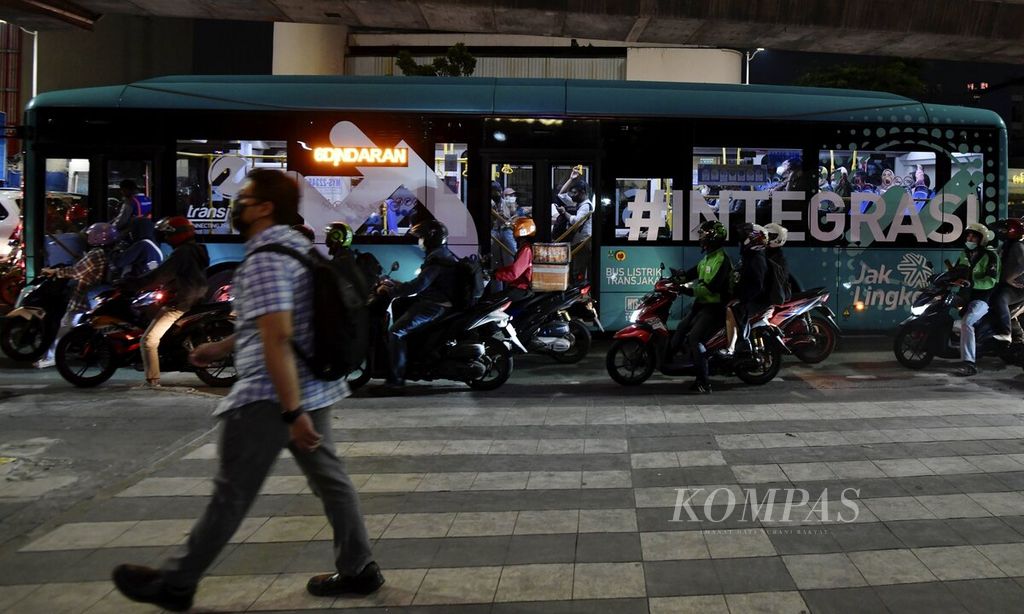 Penumpang menumpang bus listrik Transjakarta saat jam pulang kerja di kawasan Setiabudi, Jakarta Selatan, Kamis (12/1/2023).