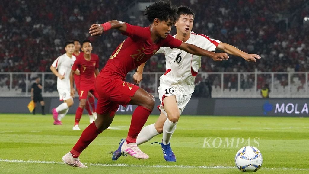 Striker timnas U-19 Indonesia, Amiruddin Bagus Kahfi (kiri), berusaha menerobos kawalan striker timnas U-19 Korea Utara, Kim Ju Song (kanan), pada laga Kualifikasi Piala Asia 2020 di Stadion Utama Gelora Bung Karno, Jakarta, Minggu (10/11/2019). 