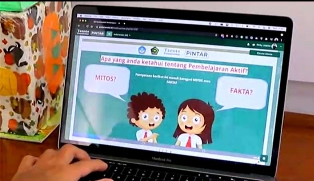 Tanoto Foundation menyediakan platform pelatihan digital untuk guru secara gratis. Platform e-PINTAR dapat dikases di Pintartanoto.id.