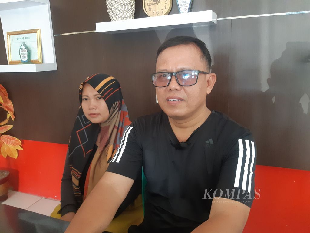 Kuwu (Kepala Desa) Banjarwangunan Sulaeman saat diwawancarai di Kabupaten Cirebon, Jawa Barat, Sabtu (18/5/2024).