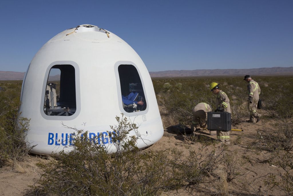 Foto yang diperoleh dari perusahaan Blue Origin pada 19 Juni 2016 ini memperlihatkan kapsul New Shepard mendarat di lokasi yang tidak diungkap tempatnya dalam misi keempatnya. Blue Origin yang dimiliki pengusaha Jeff Bezos bersaing dengan Virgin Galactic milik miliarder Inggris, Richard Branson, untuk menjadi yang terdepan dalam uji coba mewujudkan misi wisata ke luar angkasa.