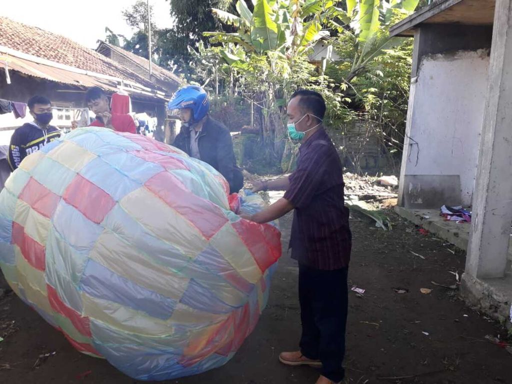 Petugas menyita enam balon udara di Kalikajar, Wonosobo, Jawa Tengah, Senin (25/5/2020). 