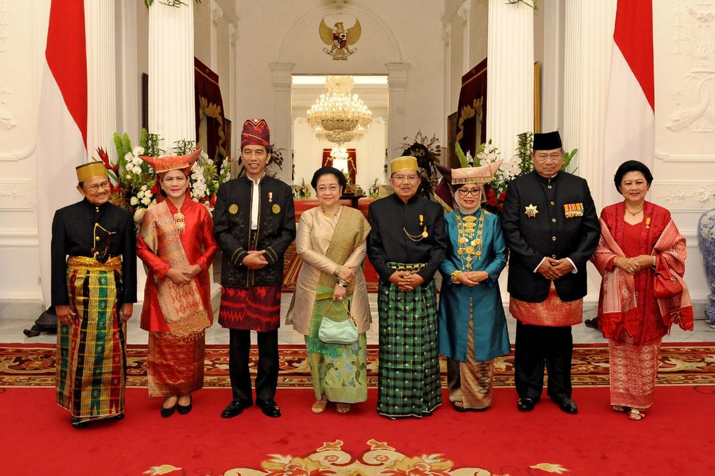 Presiden Joko widodo (ketiga kiri), Ibu Iriana (kedua kiri), Wakil Presiden Jusuf Kalla (kelima kiri), Ibu Mufidah Jusuf Kalla (keenam kiri) berfoto bersama Presdien Ke-3 BJ Habibie (kiri), Presiden Ke-5 Megawati Soekarno Putri, Presiden Ke-6 susilo Bambang Yudhoyono dan Ibu Ani Yudhoyono di Istana Merdeka, Jakarta, usai mengikuti Upacara Peringatan Detik-Detik Proklamasi Kemerdekaan Republik Indonesia di Halaman Istana Merdeka, Jakarta, Kamis (17/8/2017).