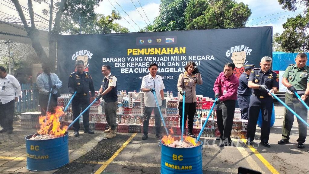 Petugas dari sejumlah dinas dan instansi terkait bersama-sama memusnahkan rokok ilegal di halaman Kantor Pengawasan dan Pelayanan Bea dan Cukai (KPPBC) Tipe Madya Pabean (TMP) C Magelang, Jawa Tengah, Rabu (1/3/2023).