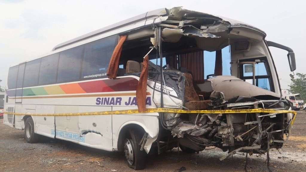 Kondisi bus Sinar Jaya yang rusak akibat kecelakaan maut karena bus ini menyeberang median jalan di Jalan Tol Cikopo-Palimanan, Kabupaten Subang, Jawa Barat, Kamis (14/11/2019) dini hari. Kecelakaan tersebut menewaskan tujuh orang.