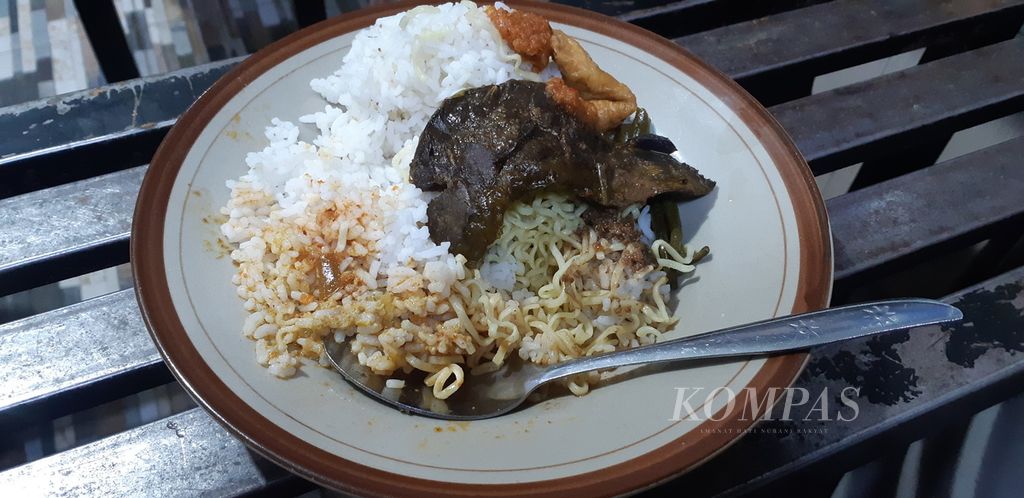 Sego penjara Mami Cukam, salah satu kuliner murah meriah di Kota Malang yang sudah ada sejak tahun 1985. Harga seporsi sego penjara Rp 3.000 per porsi (tanpa lauk). Foto diambil pada Jumat (8/4/2022).