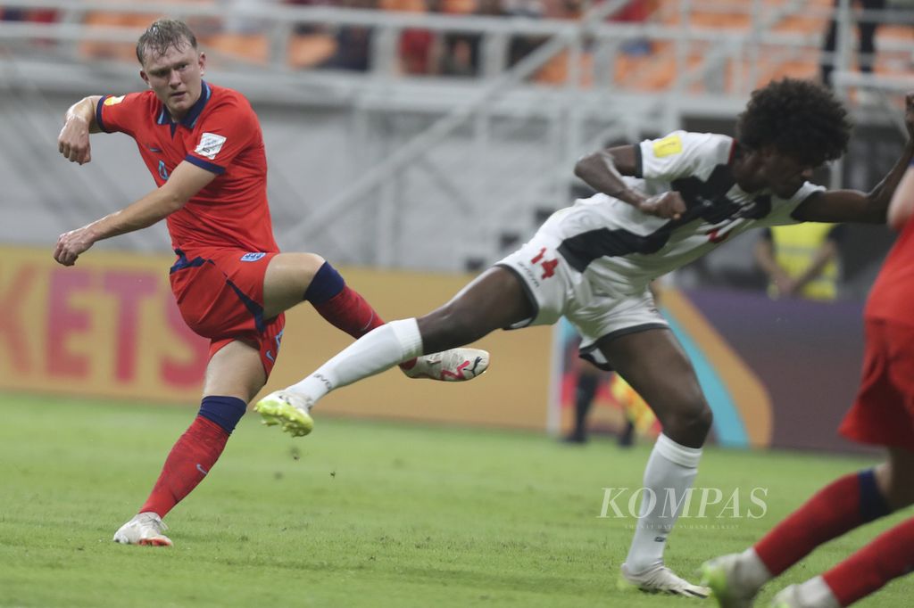 Pemain Inggris, Fenley McAllister, menendang bola untuk mencetak gol kesepuluh Inggris ke gawang Kaledonia Baru pada babak penyisihan Grup C Piala Dunia U-17 2023 di Stadion Internasional Jakarta (JIS), Sabtu (11/11/2023). Inggris menang 10-0. 