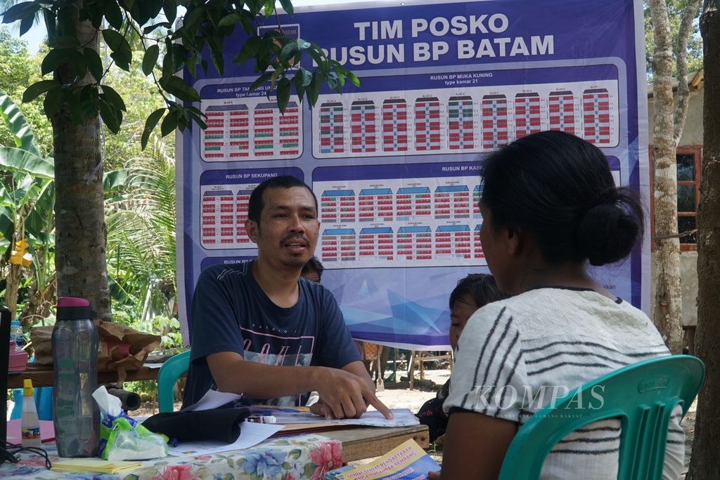 Petugas menjelaskan syarat pendaftaran relokasi warga terdampak investasi di Kampung Pasir Panjang, Pulau Rempang, Kota Batam, Kepulauan Riau, Selasa (19/9/2023).