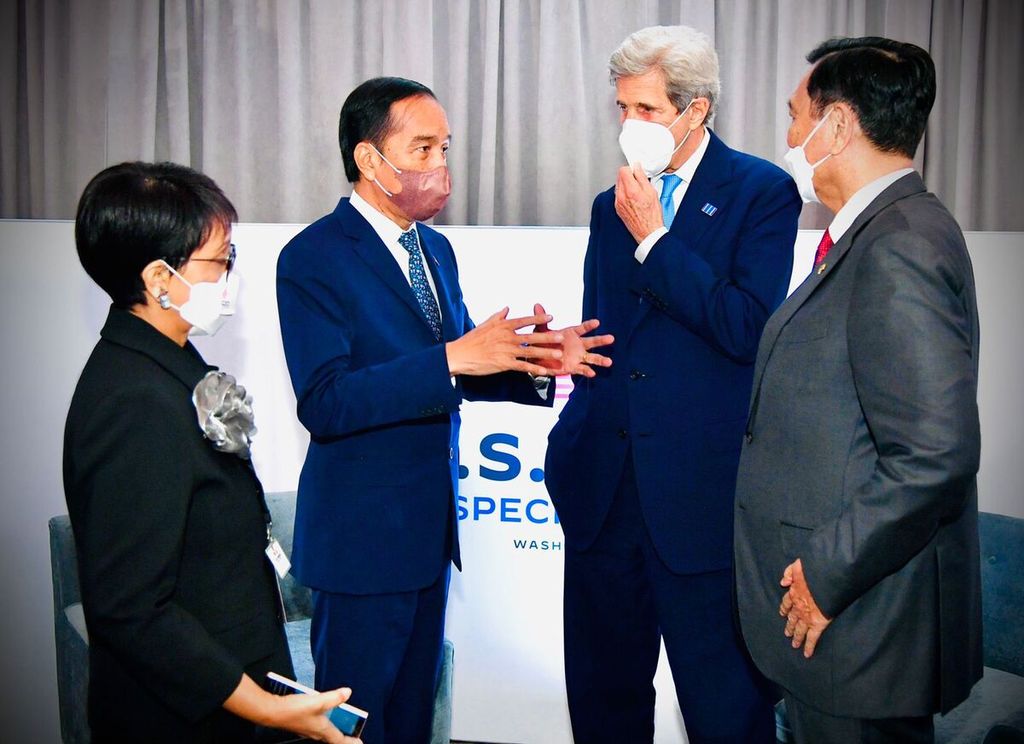 Presiden Joko Widodo berbincang dengan Utusan Khusus AS untuk Perubahan Iklim John Kerry di sela-sela KTT ASEAN-AS, Jumat (13/5/2022). Isu ini pun dibahas khusus dalam pertemuan <i>working lunch</i>. 