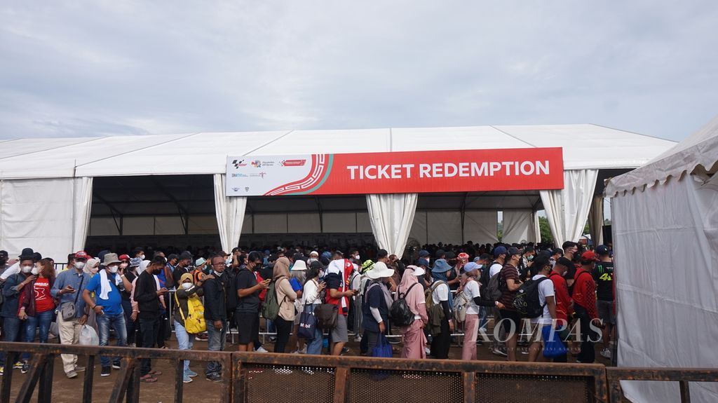 Antrean penonton MotoGP yang tengah menunggu <i>shuttle bus </i>di parkir timur untuk menuju Sirkuit Mandalika, Lombok, Nusa Tenggara Barat, Minggu (20/3/2022). Keterbatasan <i>shuttle bus </i>dan kemacetan menjadi sejumlah catatan penyelenggaraan balapan MotoGP.
