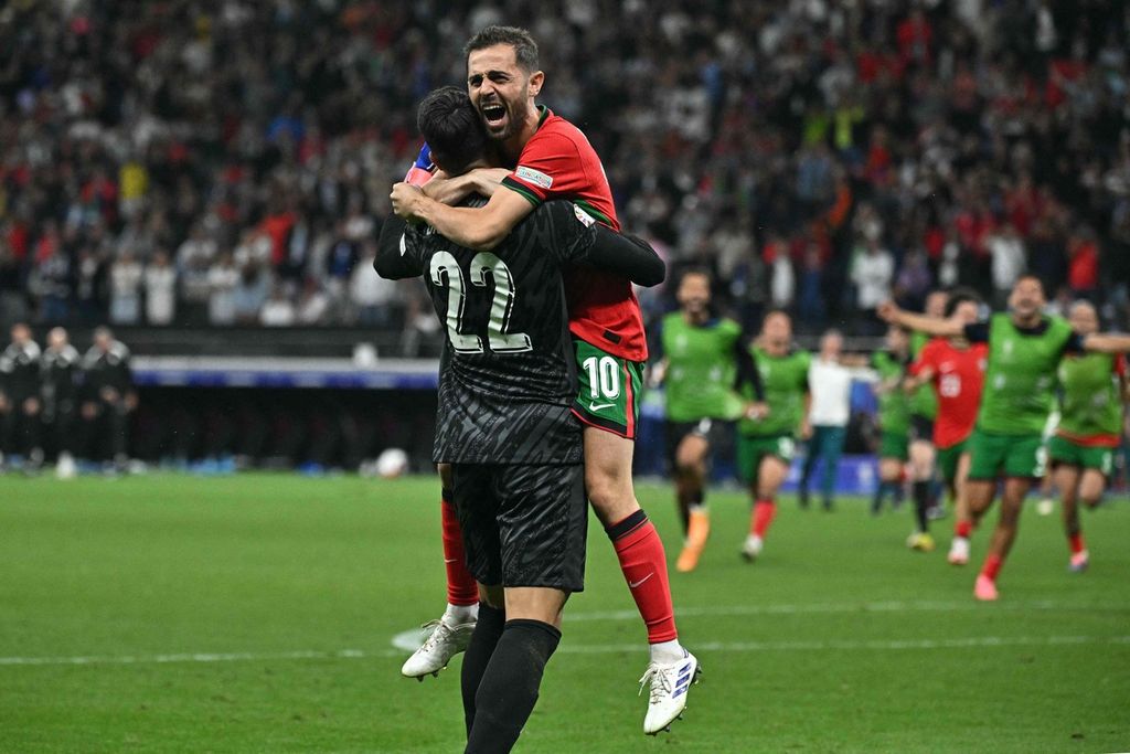 Penjaga gawang Portugal, Diogo Costa, dan penyerang sayap Bernardo Silva melakukan selebrasi setelah pertandingan babak 16 besar Piala Eropa 2024 antara Portugal dan Slovenia di Frankfurt Arena, Jerman, Selasa (2/7/2024) dini hari WIB.