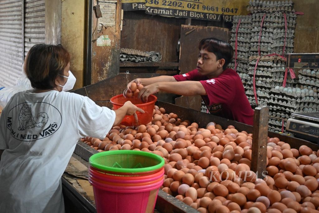 Pedagang melayani pembeli telur di Pasar Kramatjati, Jakarta Timur, pada Rabu (24/8/2022) sore.