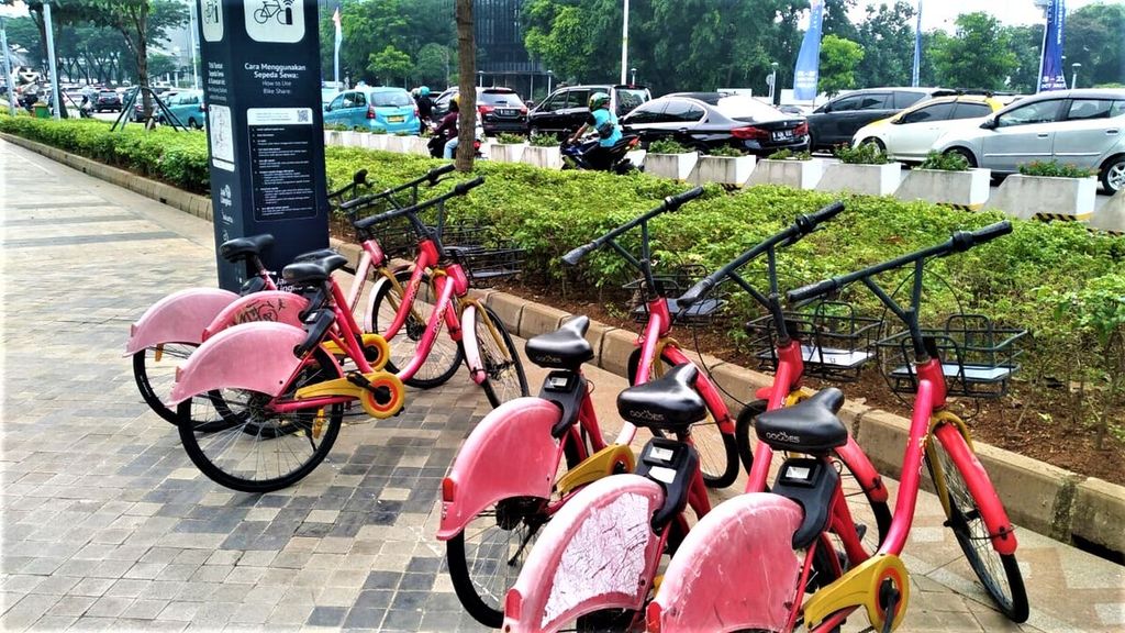 Enam sepeda terbengkalai di sekitar Jalan Jenderal Sudirman, Jakarta Pusat, Sabtu (15/10/2022). Warna cat sepeda mulai berubah dari merah menjadi putih dan penuh coretan di badan sepeda.