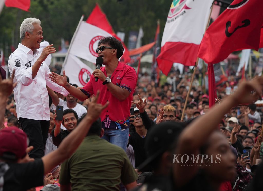 Calon presiden nomor urut 3, Ganjar Pranowo, dan vokalis Slank, Kaka, dalam kampanye rapat terbuka Pemilihan Presiden 2024 di Alun-alun Kota Wates, Kulon Progo, DI Yogyakarta, Minggu (28/1/2024). 