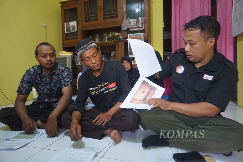 Keluarga almarhum Oki, tahanan yang tewas dengan luka tidak wajar, memberikan keterangan pers kepada wartawan di Purwosari, Baturraden, Banyumas, Jawa Tengah, Kamis (15/6/2023).